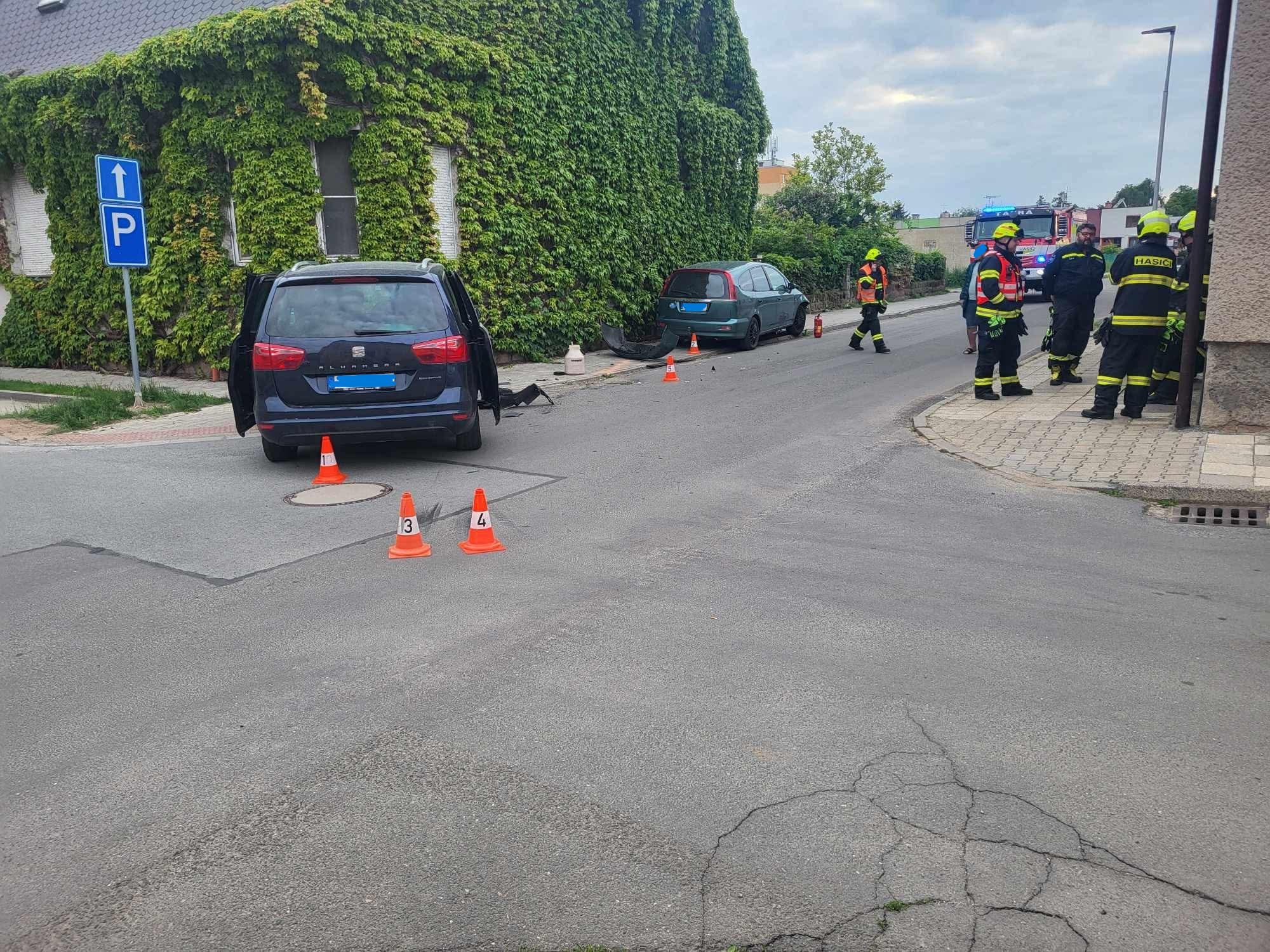 Dopravní nehoda dvou osobních vozidel