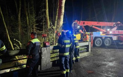 Automobil ve vodním náhonu